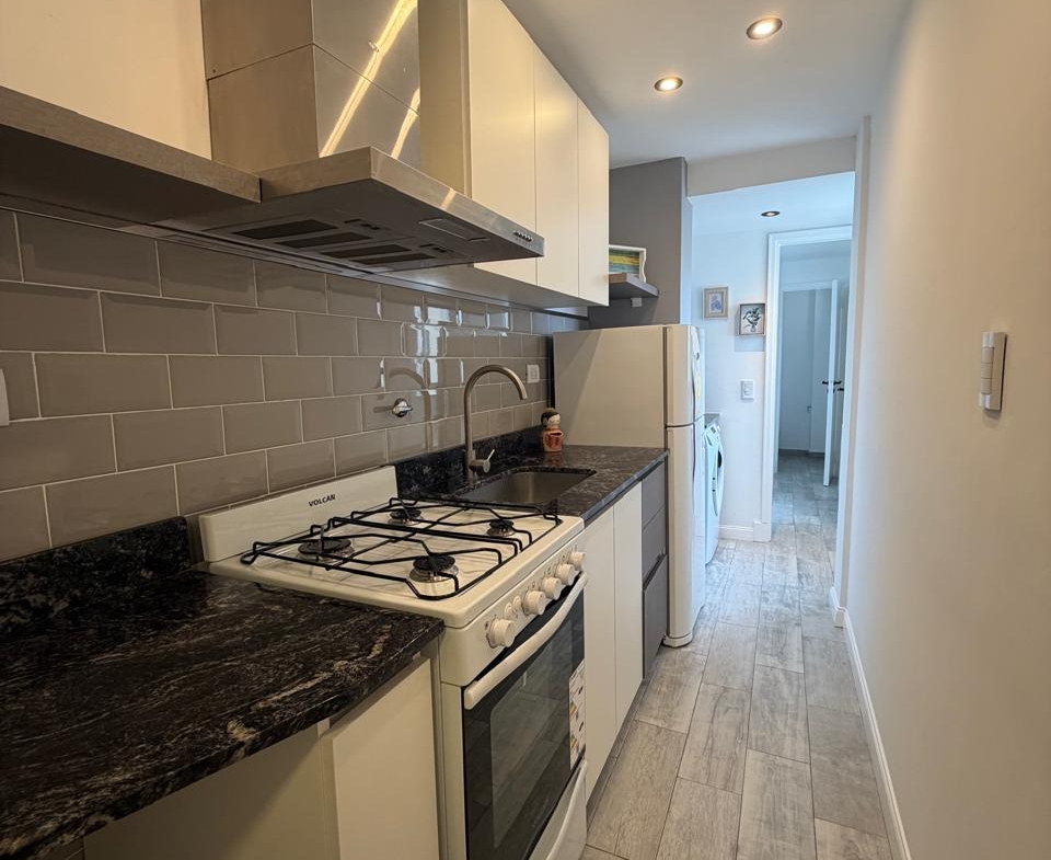 DEPARTAMENTO 2 AMBIENTES CON DEPENDENCIA Y BALCÓN – MORENO 2200
