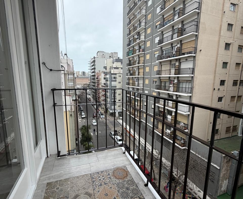 DEPARTAMENTO 2 AMBIENTES CON DEPENDENCIA Y BALCÓN – MORENO 2200