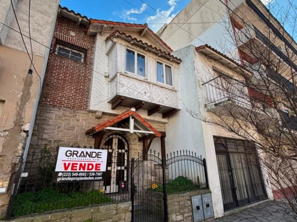 Casa de 5 Ambientes a Reciclar con Local Comercial | Entre Ríos 2700 | U$S 280.000