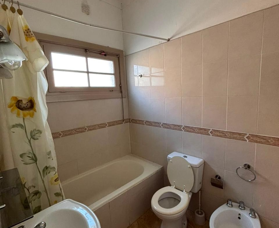 Casa de 5 Ambientes a Reciclar con Local Comercial | Entre Ríos 2700 | U$S 280.000