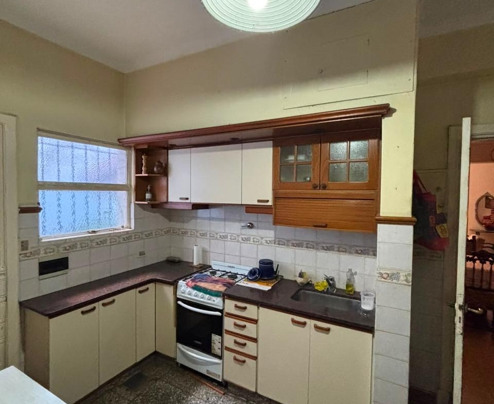 Casa de 5 Ambientes a Reciclar con Local Comercial | Entre Ríos 2700 | U$S 280.000