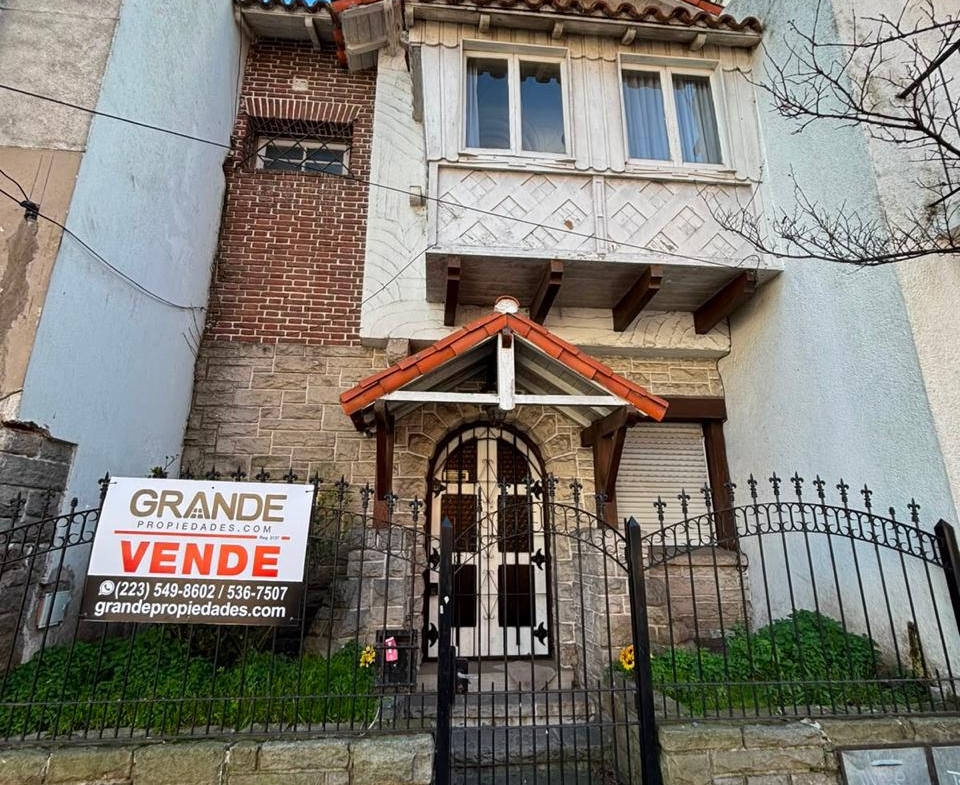 Casa de 5 Ambientes a Reciclar con Local Comercial | Entre Ríos 2700 | U$S 280.000