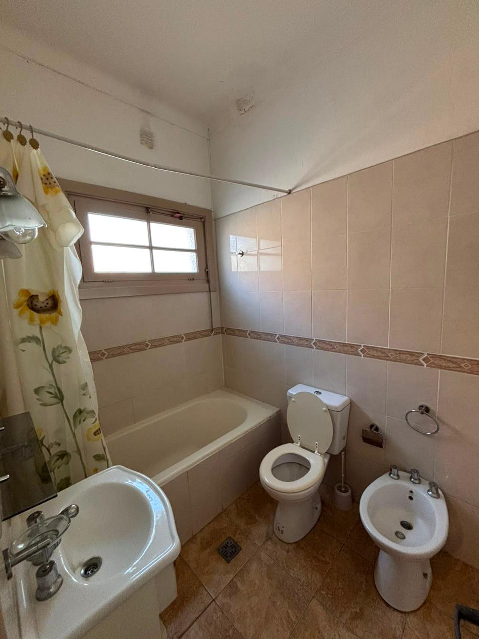 Casa de 5 Ambientes a Reciclar con Local Comercial | Entre Ríos 2700 | U$S 280.000