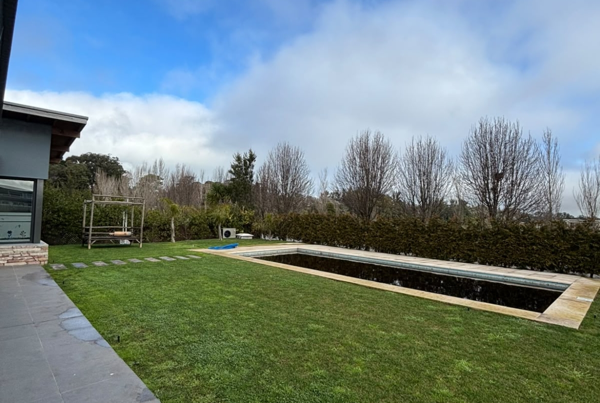 EXCLUSIVA CASA 4 AMBIENTES CON PILETA, QUINCHO Y GRAN LOTE | LAS PRUNAS | U$S 700.000