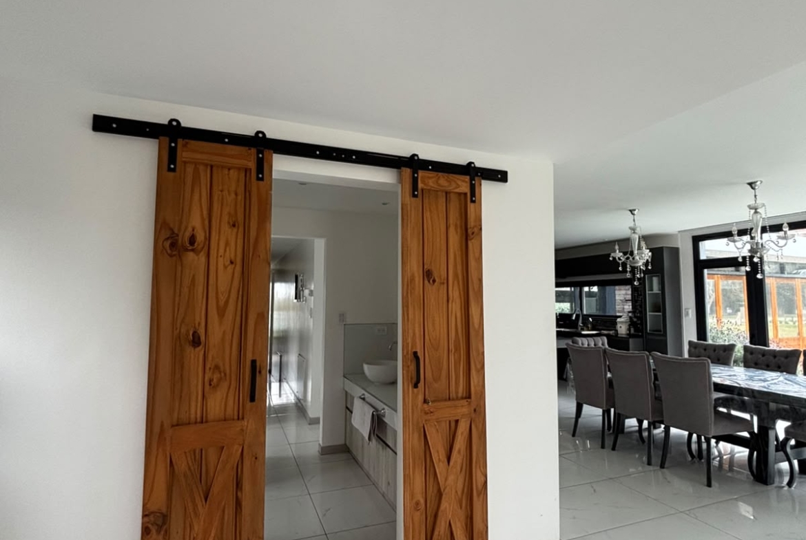 EXCLUSIVA CASA 4 AMBIENTES CON PILETA, QUINCHO Y GRAN LOTE | LAS PRUNAS | U$S 700.000