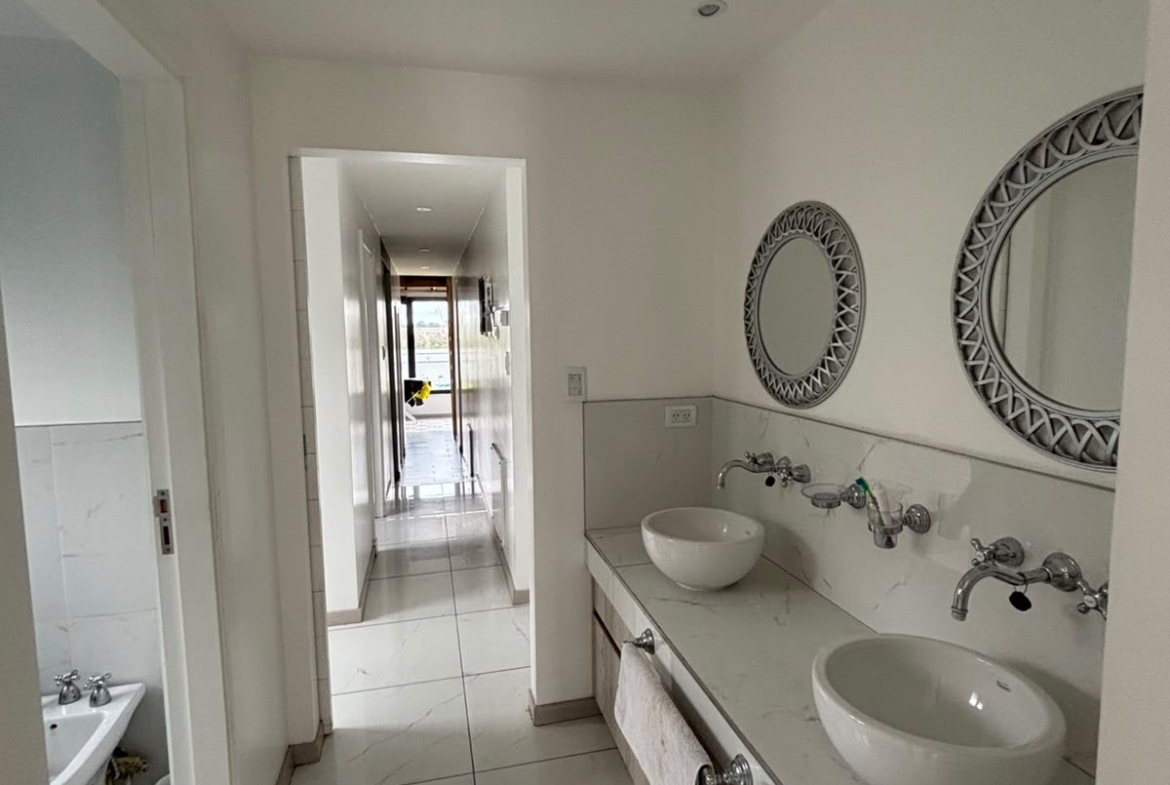 EXCLUSIVA CASA 4 AMBIENTES CON PILETA, QUINCHO Y GRAN LOTE | LAS PRUNAS | U$S 700.000