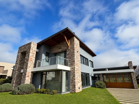 EXCLUSIVA CASA 4 AMBIENTES CON PILETA, QUINCHO Y GRAN LOTE | LAS PRUNAS | U$S 700.000