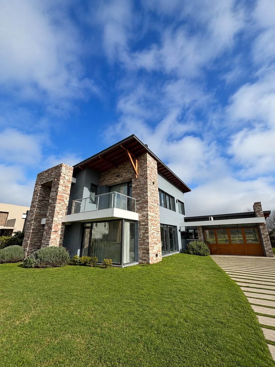 WhatsApp Image 2026-08-18 at EXCLUSIVA CASA 4 AMBIENTES CON PILETA, QUINCHO Y GRAN LOTE | LAS PRUNAS | U$S 700.000