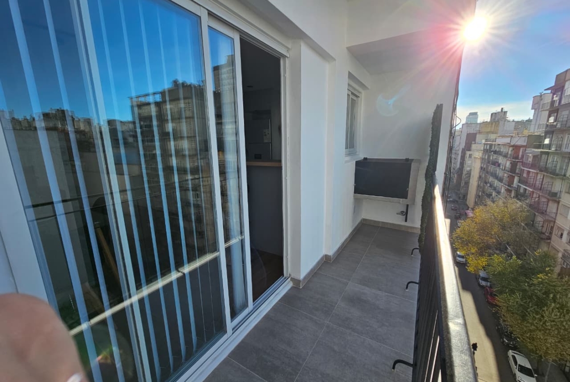 DEPARTAMENTO 2 AMBIENTES AL FRENTE CON BALCON EN ZONA CENTRO