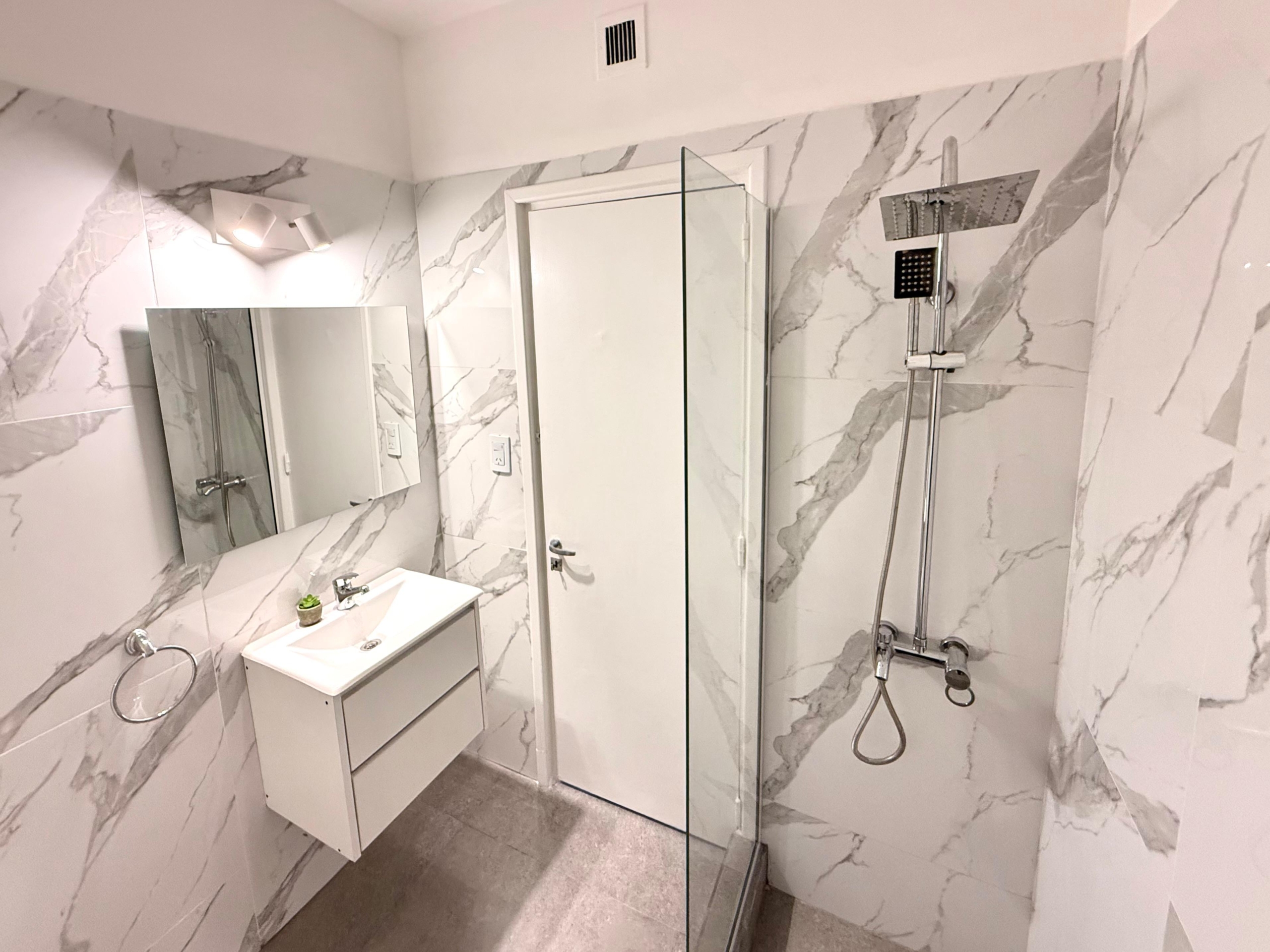 2 AMBIENTES A LA CALLE CON BALCÓN FRANCÉS | PLAZA COLÓN | U$S 83.500