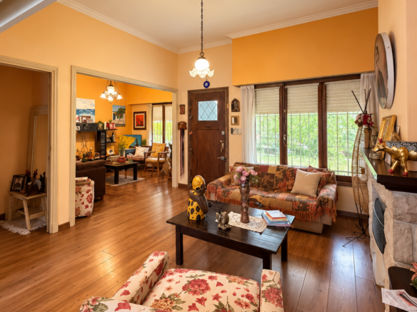 CASA DE 4 AMBIENTES CON ESCRITORIO, GARAJE Y PATIO