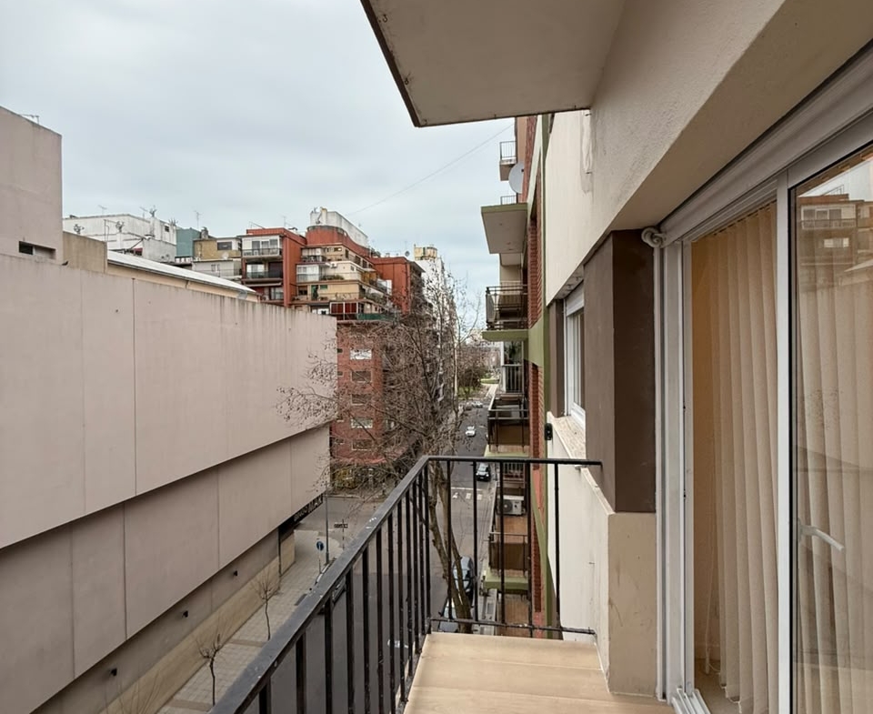 Departamento de 3 ambientes a la calle con balcón – Bolívar 2240