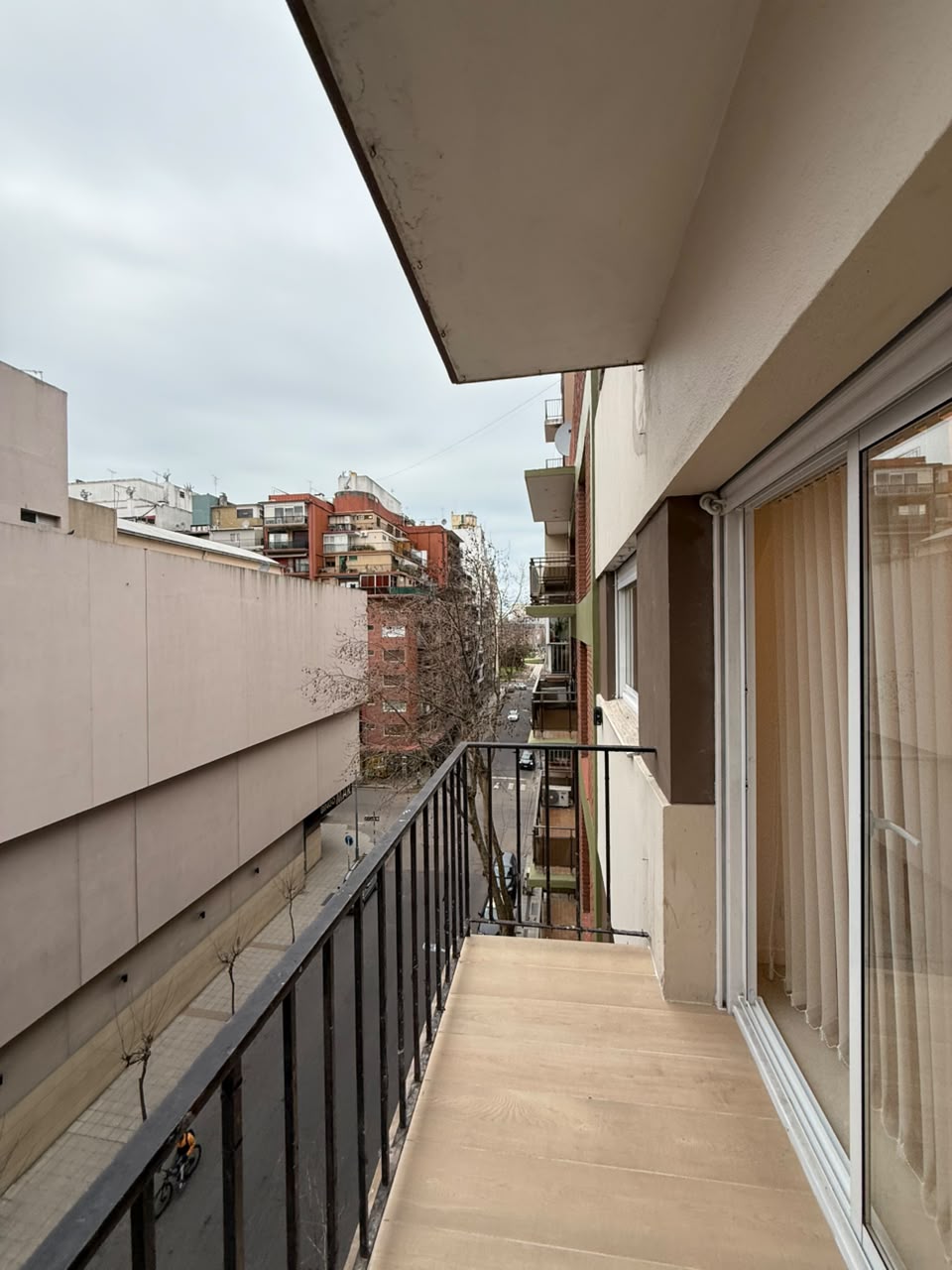 Departamento de 3 ambientes a la calle con balcón – Bolívar 2240