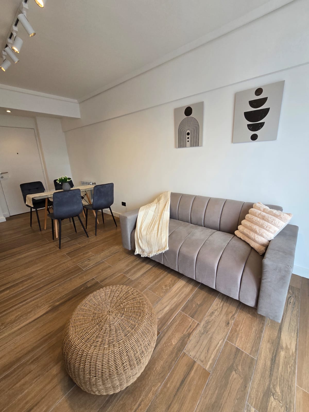 WhatsApp Image 2026-10-19 at 12.58.53 (1) DEPARTAMENTO DE 2 AMBIENTES CON DOBLE BALCÓN – TORRE ANSER – CORRIENTES 2432